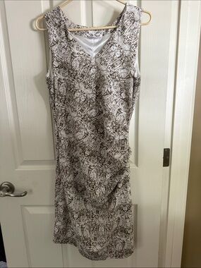 Sleeveless V-Neck ruched lined Midi Dress in White with Brown Abstract Print